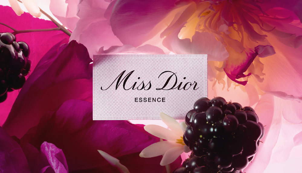 Scopri le sue sensuali note di mora, gelsomino sambac e legno di rovere